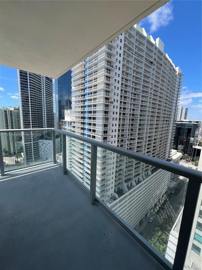 Building Photo - 1155 Brickell Bay Dr