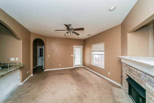 Building Photo - 10085 Woodland Hills Dr