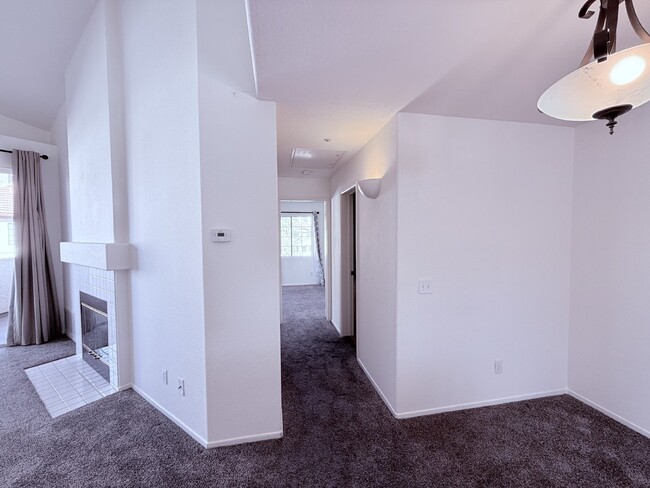 Building Photo - 2-Bed, 2-Bath Condo with Fireplace in San ...