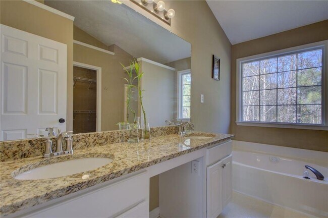 Building Photo - 2820 Northcliff Dr