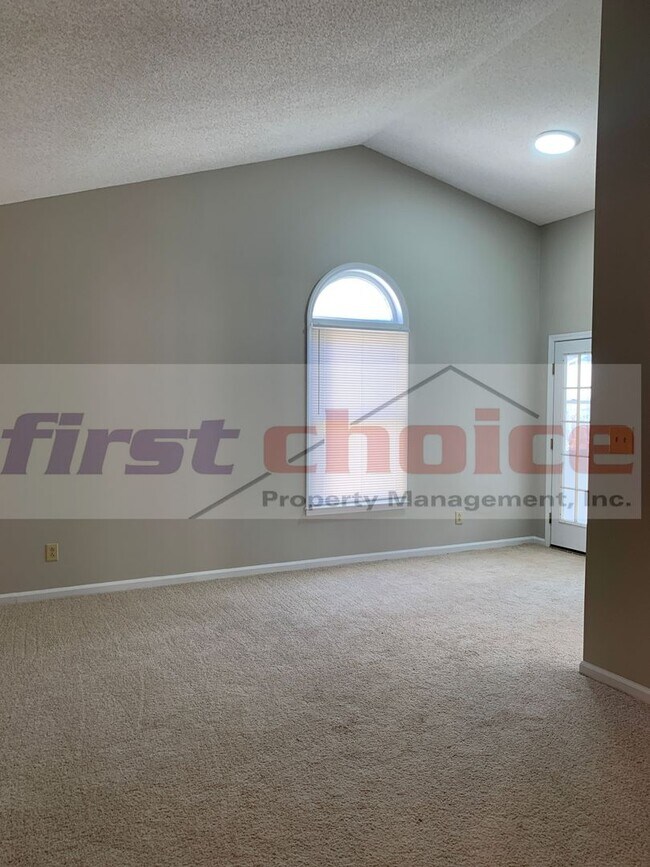 Building Photo - Cozy Living on a quiet cul de sac.