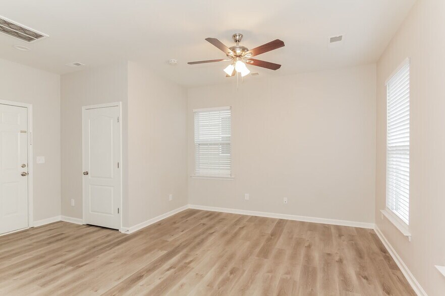 Building Photo - 9948 Evergreen Terrace Dr