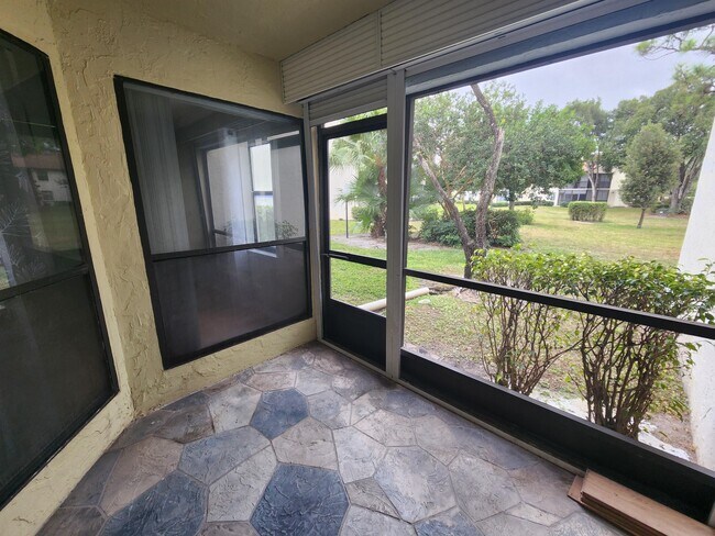 Building Photo - 3345 Lucerne Park Dr