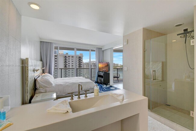 Building Photo - 3101 Bayshore Dr