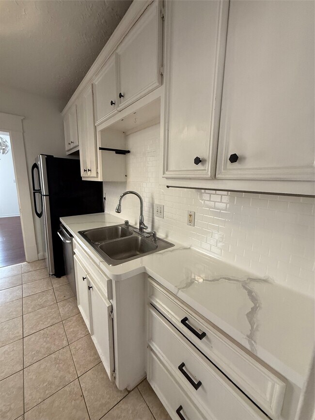 Building Photo - 324 W Alabama St