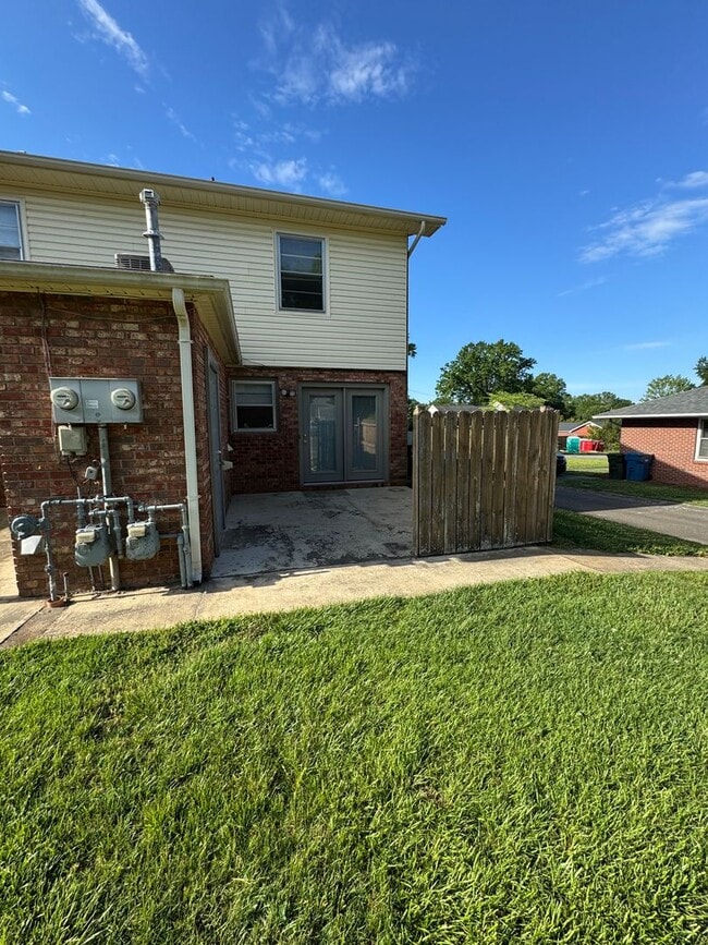 Building Photo - Spacious 2 Bed, 1.5 Bath Apartment in Prim...