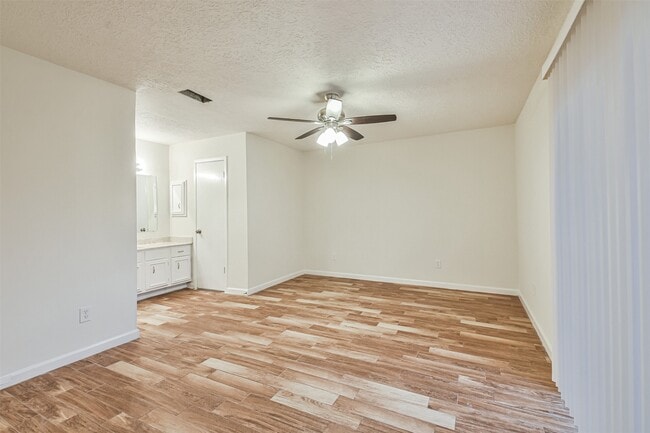 Building Photo - 5518 Ashgate Dr