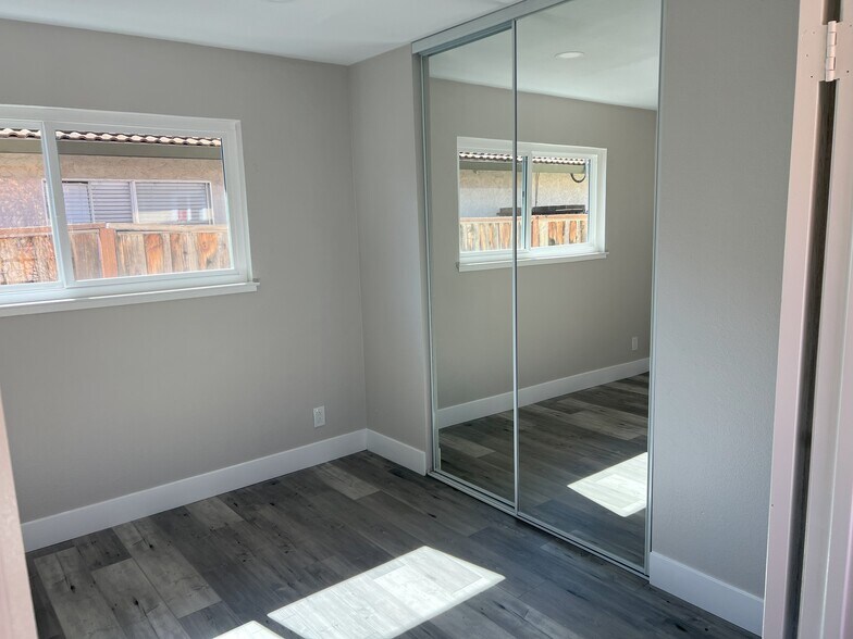 New mirrored closets! - 5181 Oxbow Ct