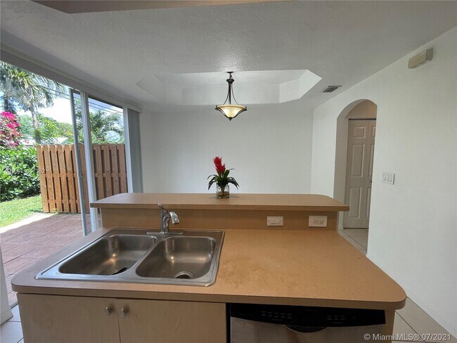 Building Photo - 4961 Leeward Ln