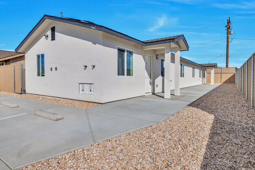 Building Photo - 1340 W Mariposa Ave