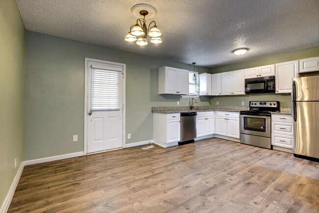 Building Photo - Newly Updated Home Just Minutes From Downt...