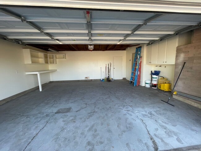 Building Photo - Apple Valley Home 4 Bedrooms, 2 Bathrooms,...