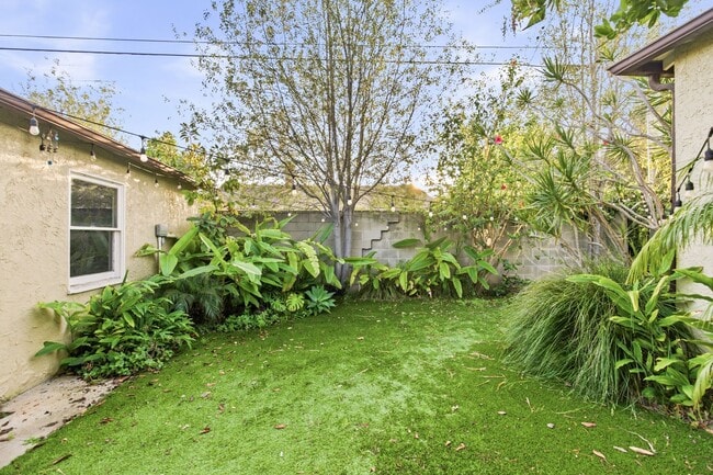 Building Photo - Beautiful 3 Bed + 2 Bath House + Front & Back Yard, Garage, Driveway