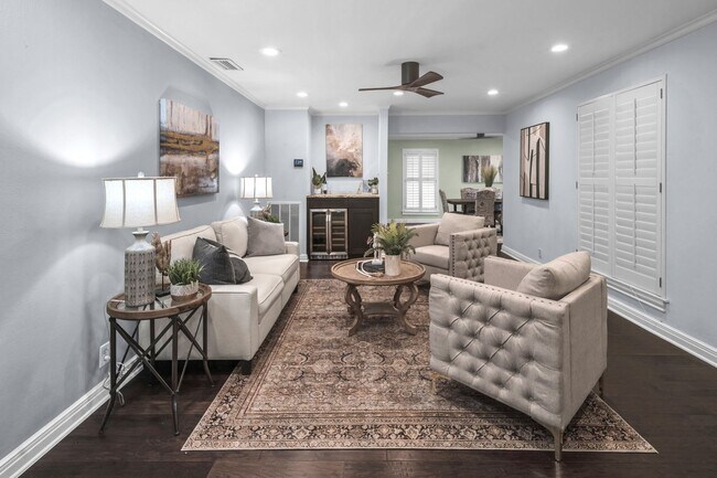 Building Photo - CHARMING 5 BDRM HOME IN CASTLE HILLS!!