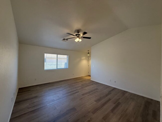 Building Photo - 3 Bedroom 2 Bathroom Home