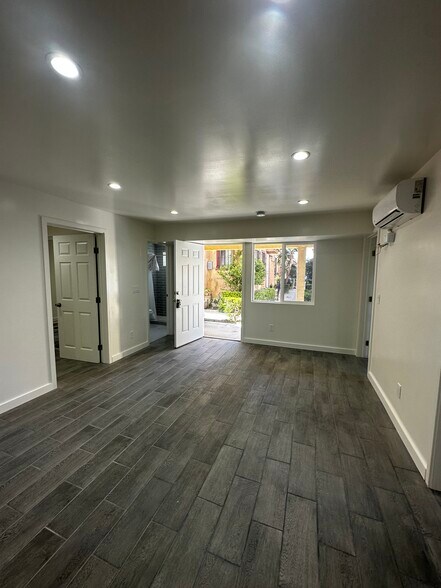 Living room - 957 W 45th St