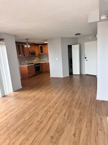 Building Photo - 300 Lynn Shore Dr