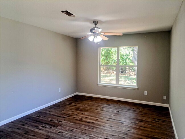 Building Photo - 4 bedroom, 2 bath home, Handicap accessible