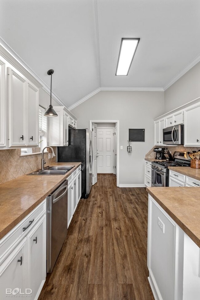 Building Photo - Check Out this 4 bed 2 bath