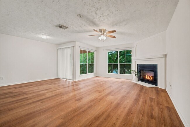 Building Photo - 8051 Bay Branch Dr