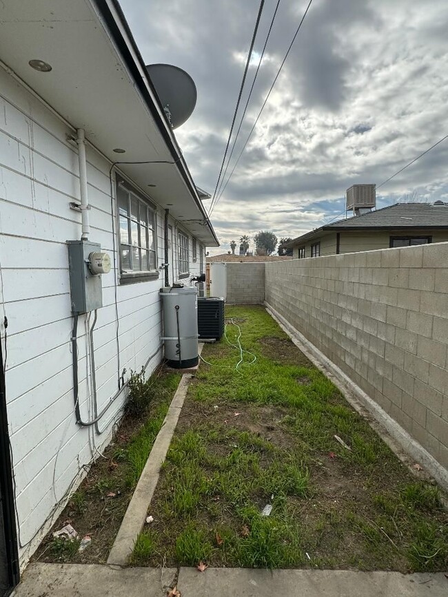 Building Photo - Cute Little Home For You