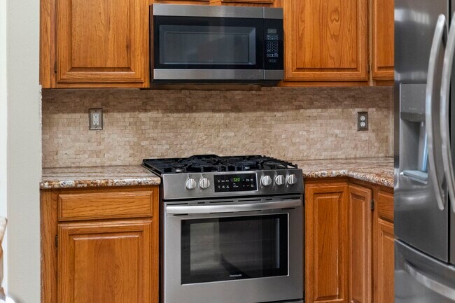 Building Photo - 2502 Planters Row