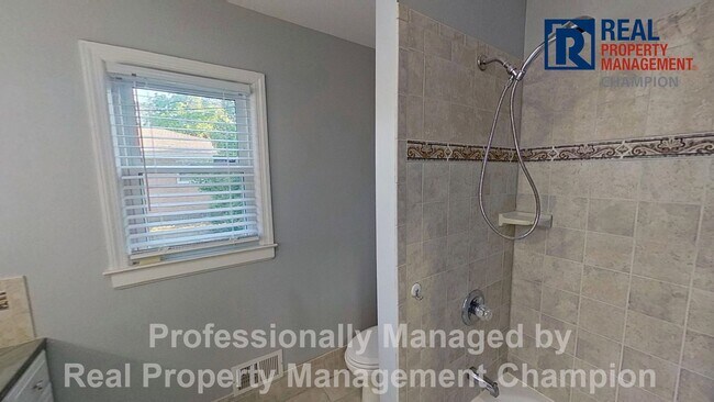 Building Photo - Updated 3 BD/2BA Home on Spacious Corner Lot