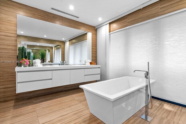 Building Photo - 310 SE 11th Ave