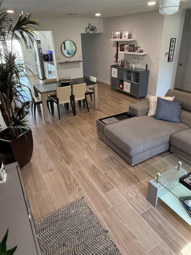 Building Photo - 1637 SE 1st St