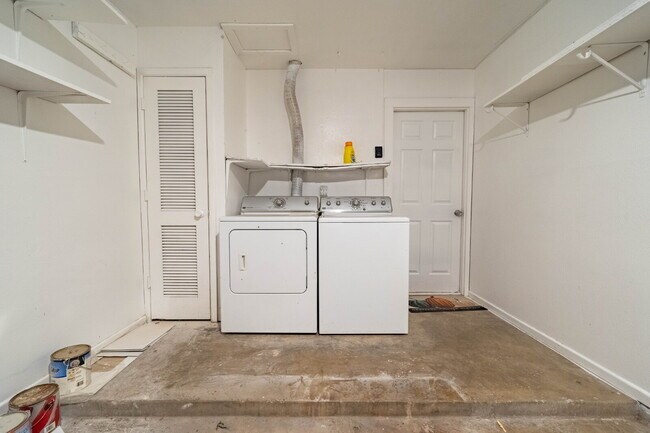 Building Photo - Vintage 3 Bedroom Home w/ Large Backyard