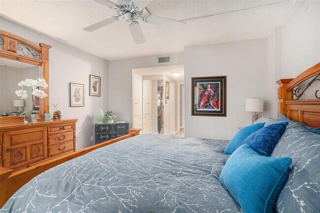 Building Photo - 2800 Cove Cay Dr