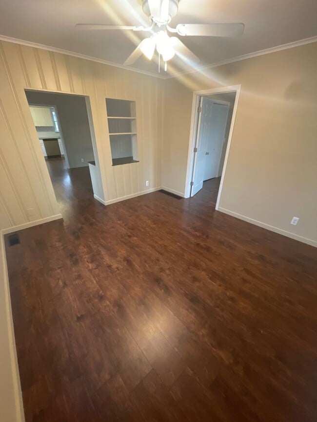 Building Photo - Charming 2 Bedroom Home - Move in Ready