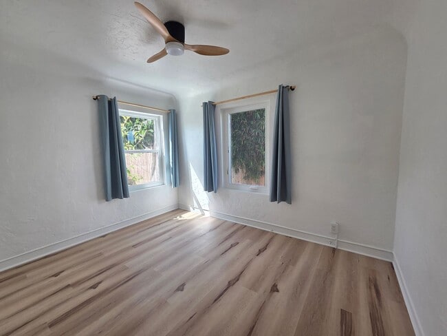 Building Photo - Updated 2 Bedroom 1 Bathroom Mid-town Home