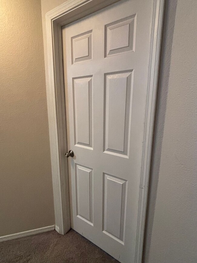 Building Photo - 4 Bedroom Townhome Near UNC - Available Au...