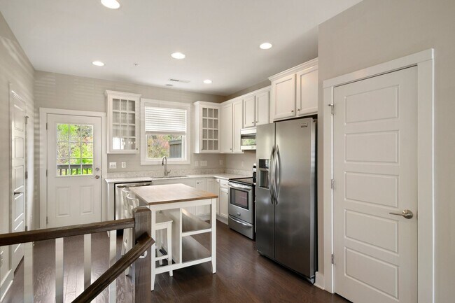 Building Photo - 2801 Wilshire Hill Dr