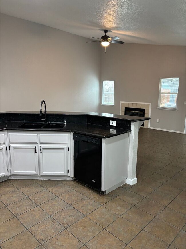 Building Photo - 3 B/D 2 BA HOME WITH AN OFFICE IN YUBA CITY AVAILABLE NOW!