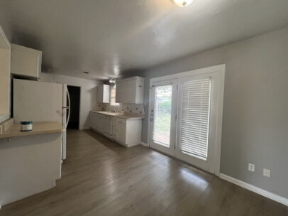 Building Photo - "Charming 3-Bed, 2-Bath Haven on 68th Street, Lubbock - Perfectly Cozy at 1088 Sq Ft!"