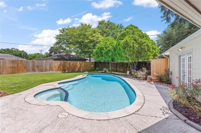 Building Photo - 5747 Rutherglenn Dr