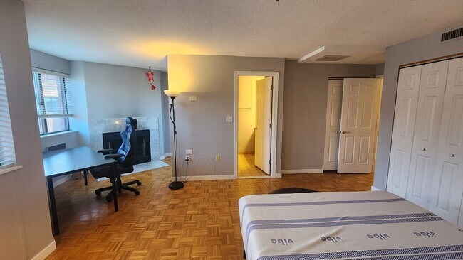 Building Photo - 147 Kelton St