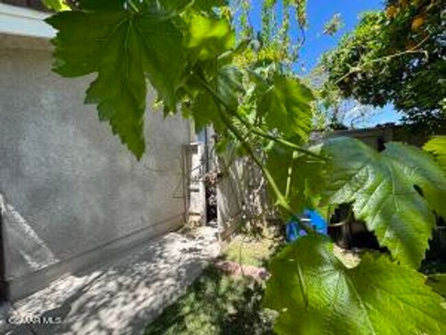 Building Photo - This is a lovely 2 bedroom, 1 1/2 bathroom...