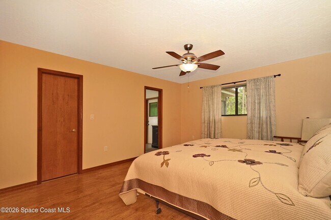 Building Photo - 670 Kings Way