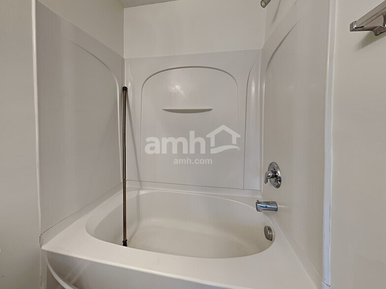 Building Photo - 16 Slow Creek Dr