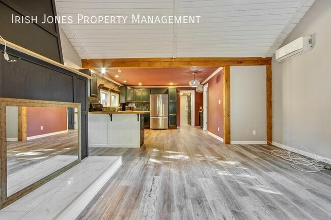 Building Photo - 5875 Lakeview Terrace