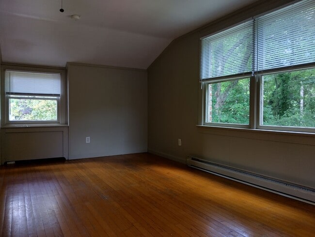 Building Photo - 1 bedroom 1 bath available in the City of Williamsburg! Available Now!