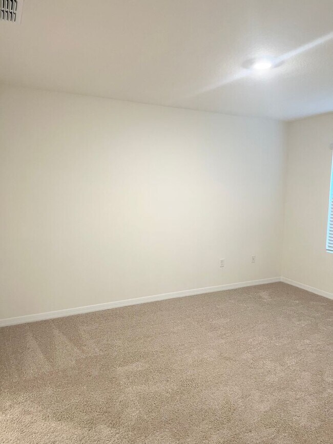 Building Photo - 4 BEDROOM 2 BATHROOM HOUSE FOR RENT