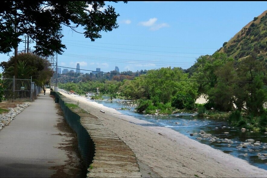 LA River bike path access 1 block away! - 3121 Larga Ave