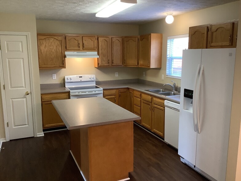 Building Photo - 557 Whispering Pines Pl