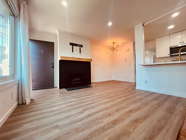 Building Photo - City Heights Fully Renovated One Bedroom Gated Condo with Garage