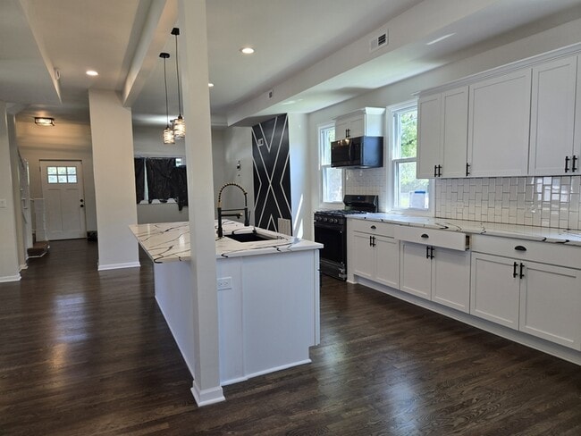 Building Photo - 429 W 102nd Pl