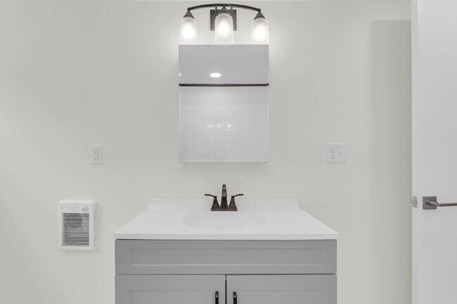 Building Photo - Easy Living in Red Bank!